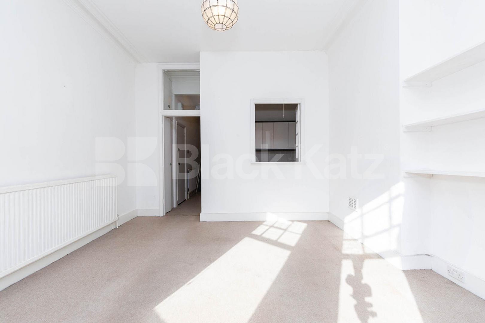 located on this popular cluster of roads in Highgate minutes to tube Milton Road, Highgate